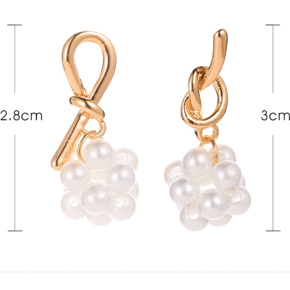 Asymmetric Knotted Pearl Earrings - Picture 4 of 4